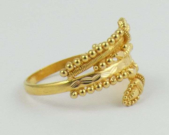 LADIES' GOLD RING
