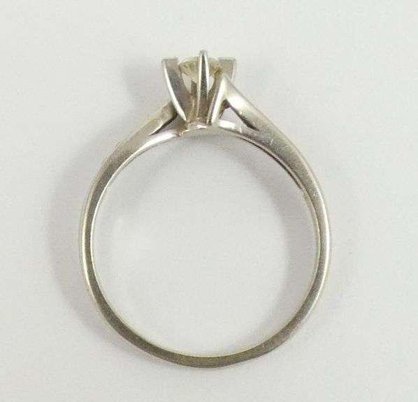 LADIES' DIAMOND RING
