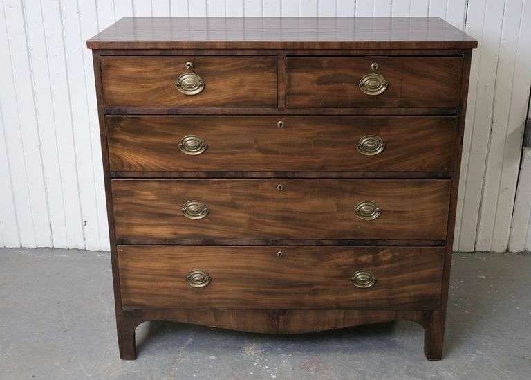 GEORGIAN CHEST OF DRAWERS