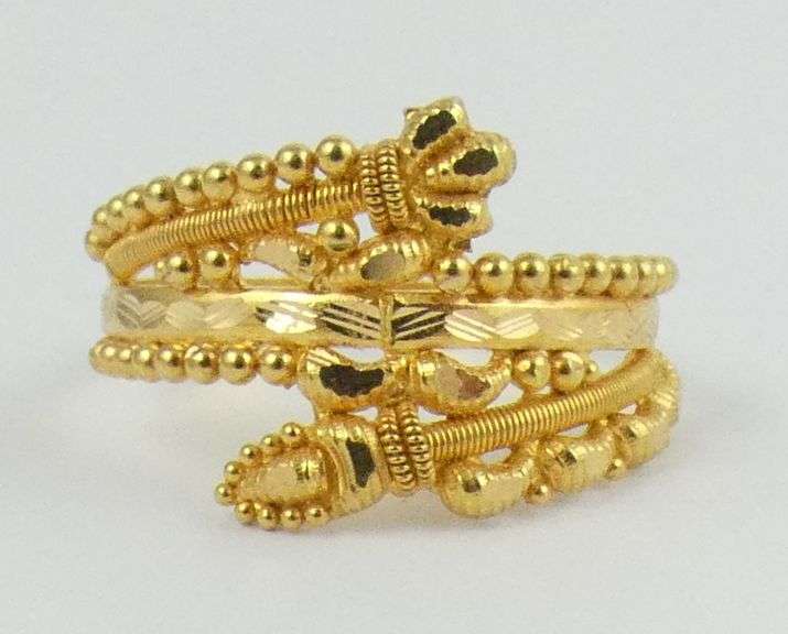 LADIES' GOLD RING