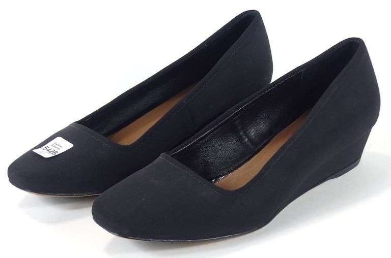 PAIR DONALD J. PLINER BLOCK HEEL PUMPS