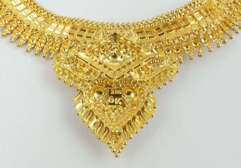 GOLD NECKLACE