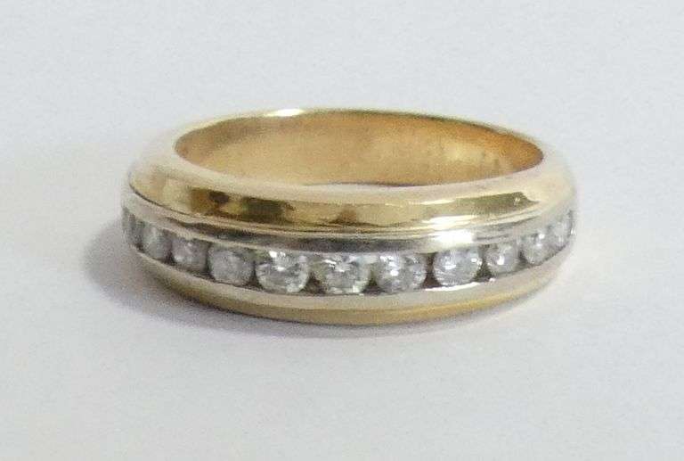 LADIES' 14KT GOLD RING WITH DIAMONDS