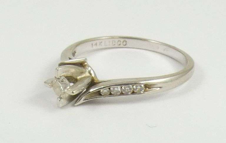 LADIES' DIAMOND RING