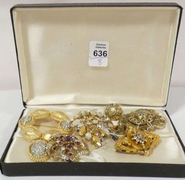 SIX BROOCHES AND PAIR OF EARRINGS