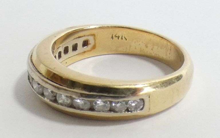 LADIES' 14KT GOLD RING WITH DIAMONDS