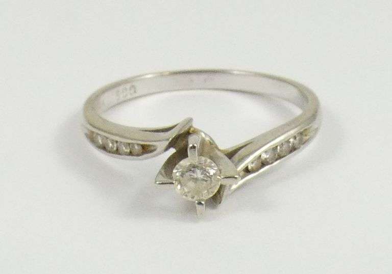 LADIES' DIAMOND RING