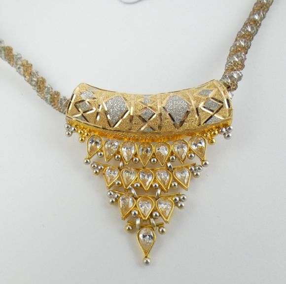 GOLD PENDANT NECKLACE