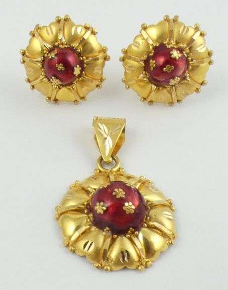 GOLD PENDANT & EARRINGS