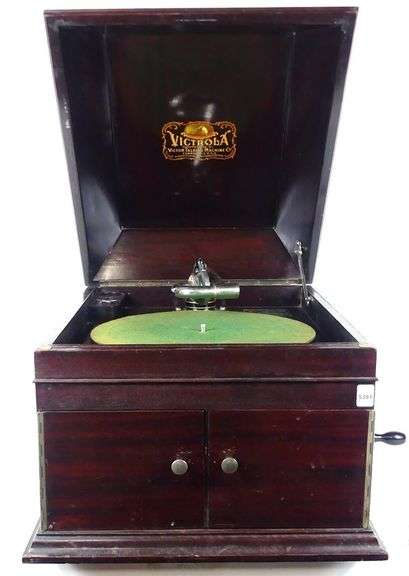 ANTIQUE VICTROLA PHONOGRAPH