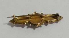 9KT GOLD BROOCH