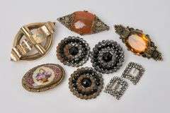 ANTIQUE BUTTONS AND BROOCHES