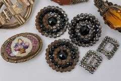 ANTIQUE BUTTONS AND BROOCHES