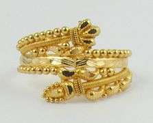 LADIES' GOLD RING