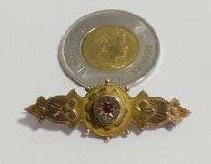 9KT GOLD BROOCH