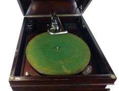 ANTIQUE VICTROLA PHONOGRAPH