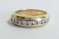 LADIES' 14KT GOLD RING WITH DIAMONDS