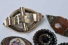 ANTIQUE BUTTONS AND BROOCHES