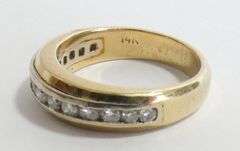 LADIES' 14KT GOLD RING WITH DIAMONDS