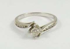 LADIES' DIAMOND RING