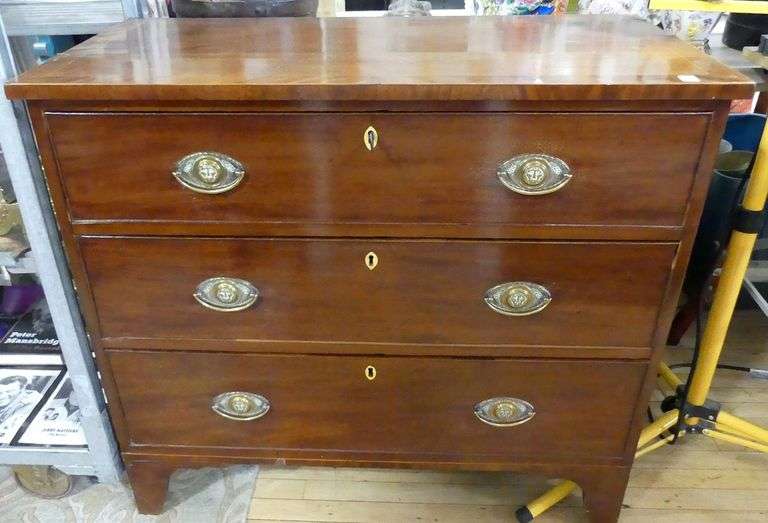 GEORGIAN CHEST OF DRAWERS