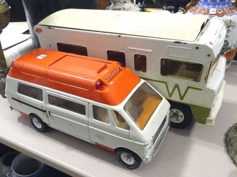 TWO VINTAGE TONKA TOYS