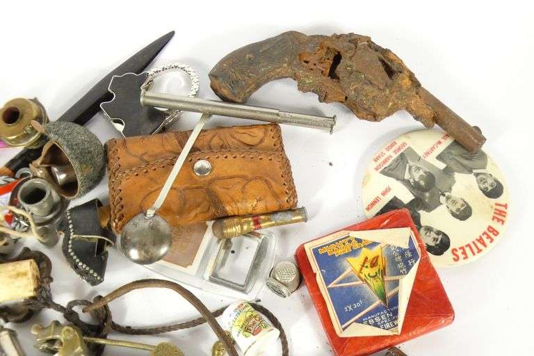 COLLECTIBLES & CURIOS