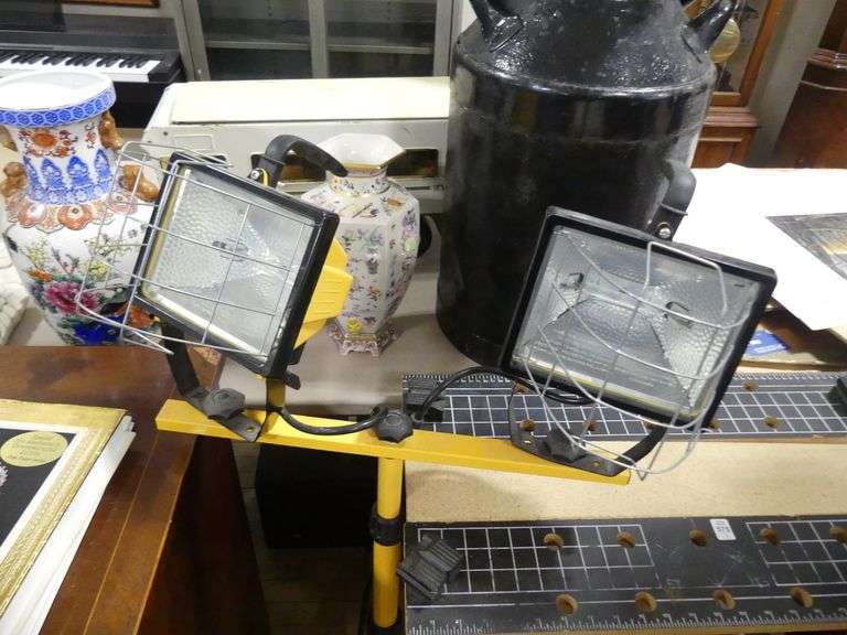 INDUSTRIAL LIGHTS, TRIPOD STAND AND WORK TABLE