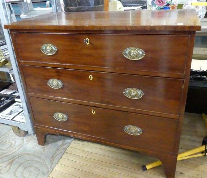 GEORGIAN CHEST OF DRAWERS