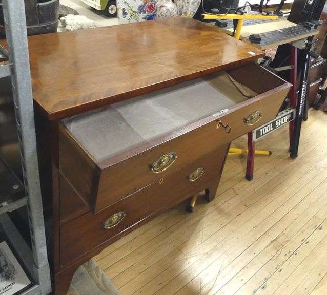 GEORGIAN CHEST OF DRAWERS