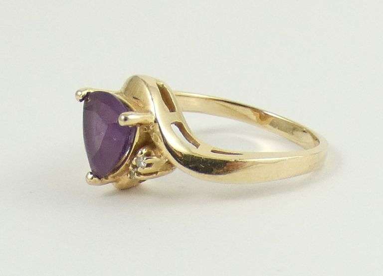 LADIES' AMETHYST RING