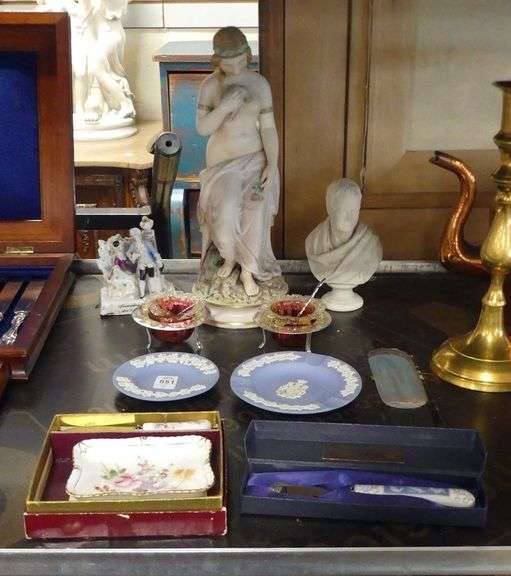 FIGURINES AND TABLE ACCESSORIES