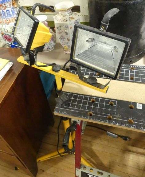 INDUSTRIAL LIGHTS, TRIPOD STAND AND WORK TABLE