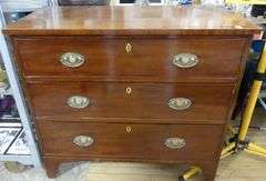GEORGIAN CHEST OF DRAWERS