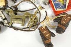 COLLECTIBLES & CURIOS