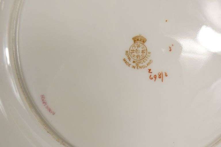 SET ROYAL WORCESTER PLATES