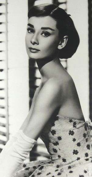 LARGE PORTRAIT OF AUDREY HEPBURN