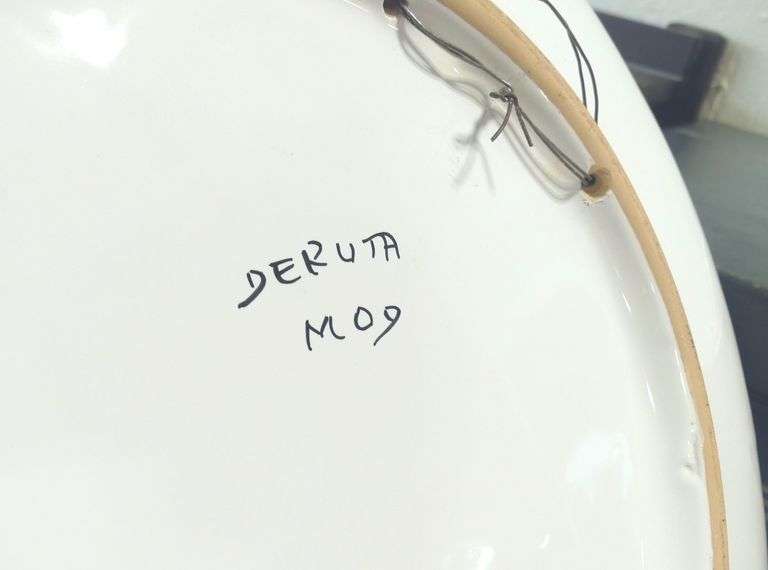 ITALIAN POTTERY WALL CHARGER