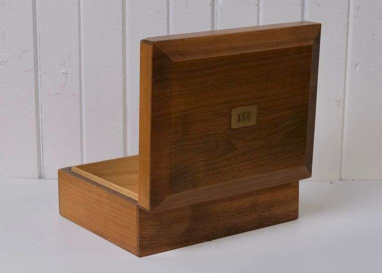 CIGAR HUMIDOR