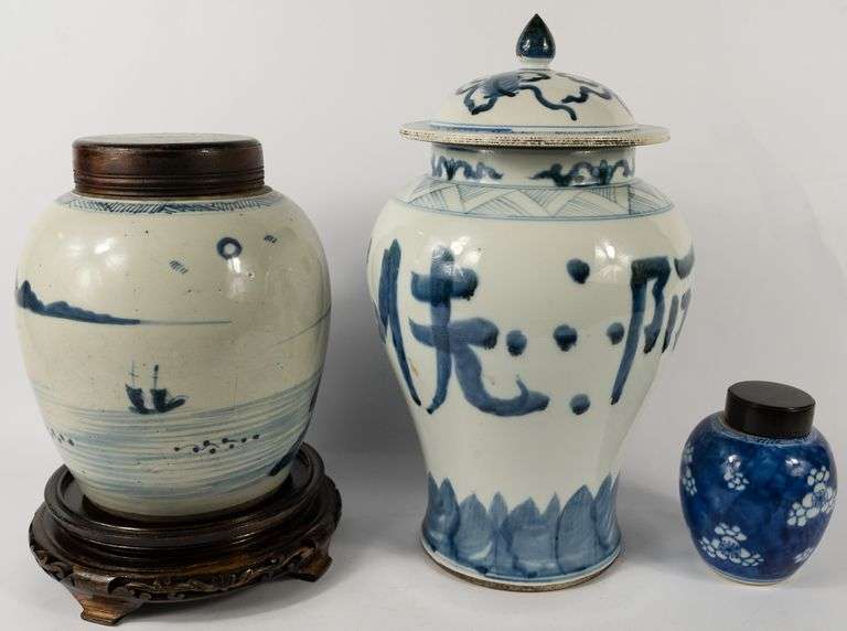 THREE PIECES OF CHINESE BLUE & WHITE PORCELAIN