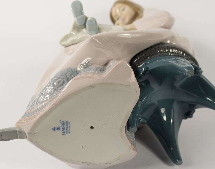 LARGE LLADRO "FIRST SAMPLER" FIGURINE