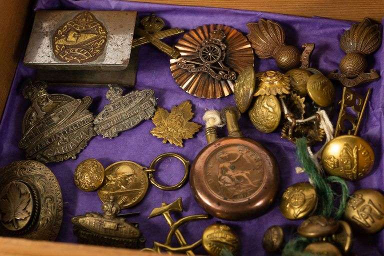 MILITARY BADGES, BUTTONS & LIGHTER