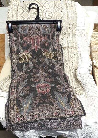 LINENS & DOILIES