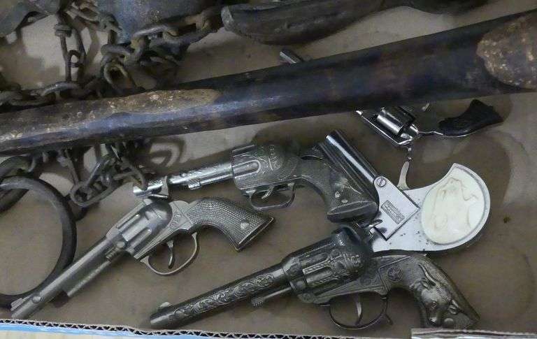 TOY GUNS