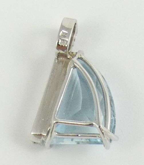 ELEGANT AQUAMARINE & DIAMOND PENDANT
