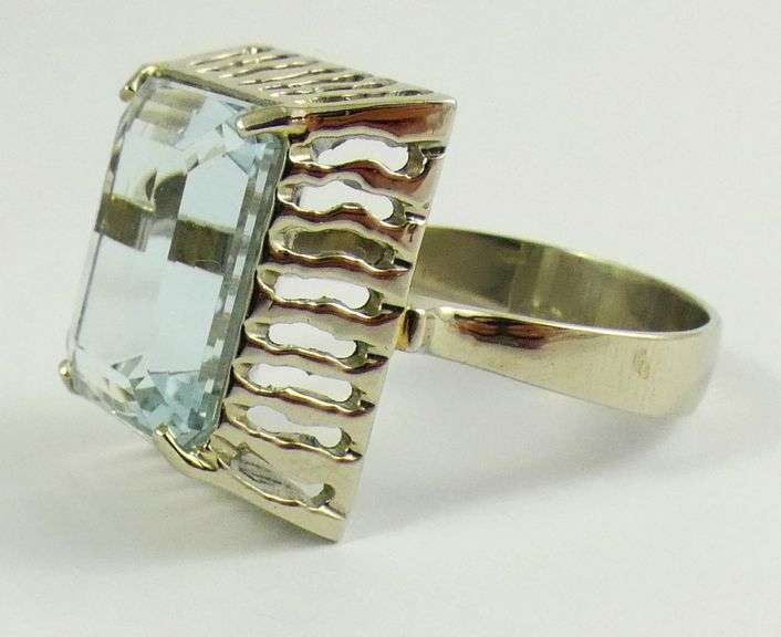 VALUABLE AQUAMARINE RING