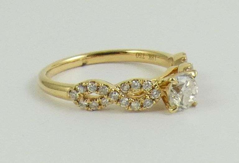 LADIES' DIAMOND RING
