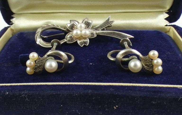 MIKIMOTO BROOCH & EARRINGS