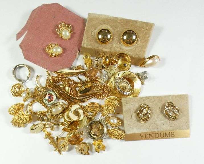 GOLD-TONE COSTUME JEWELLEY