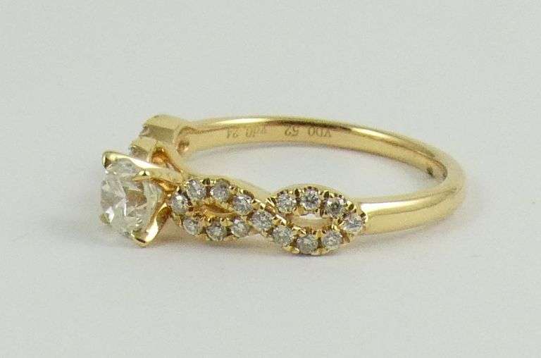 LADIES' DIAMOND RING